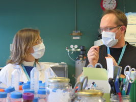 Científics amb mascareta al laboratori